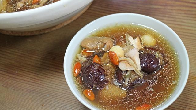 國寶茶雞湯,內有枸杞、紅棗、雞肉等