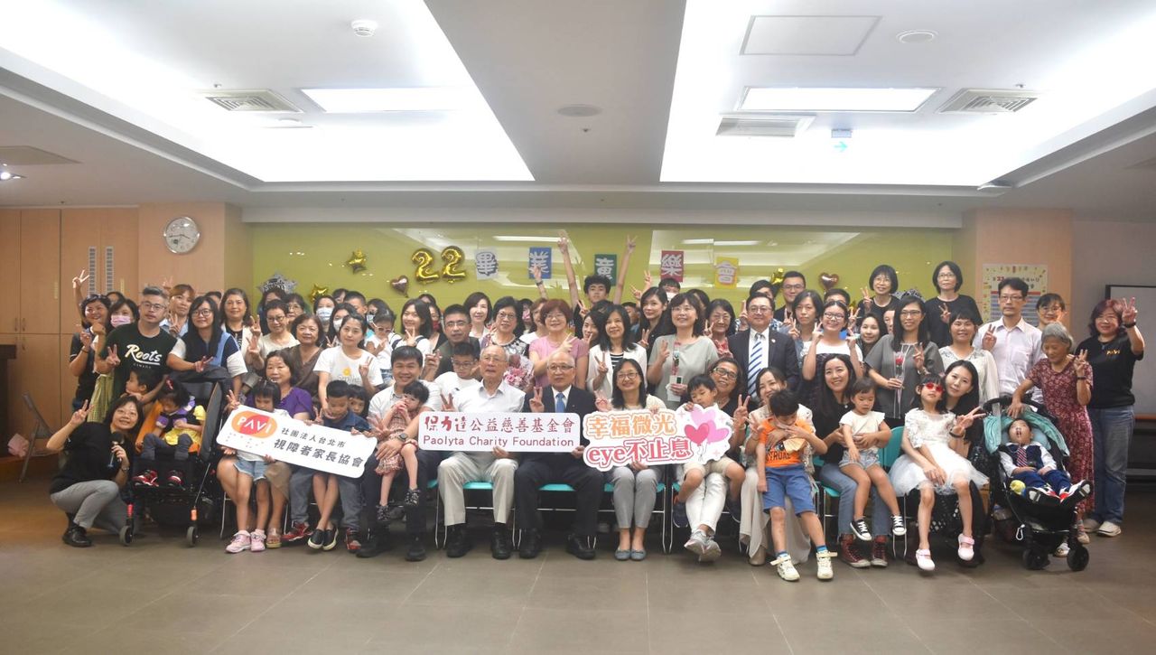 圖說_畢業快樂，早療第22屆孩童今天畢業了，家長攜手友善企業一起獻上祝福。PAVI提供_結果